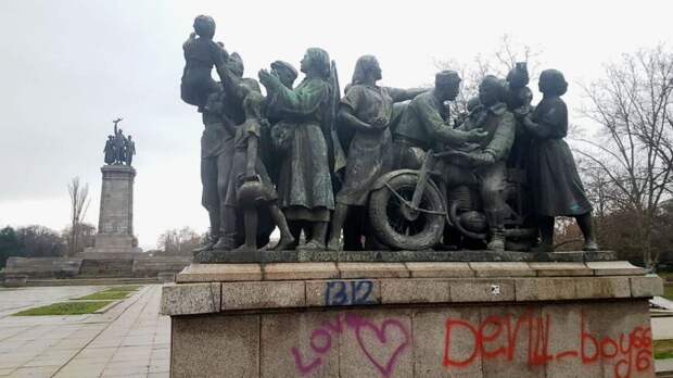 Во время карантина в Европе оскверняют и демонтируют советские памятники