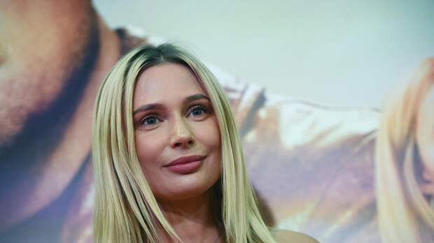 Актриса Наталья Рудова пришла на премьеру в мини-платье с дырками и сапогах