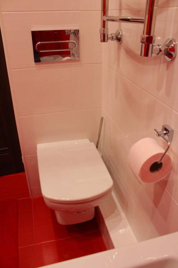 Бело-красная ванная, подвесной унитаз