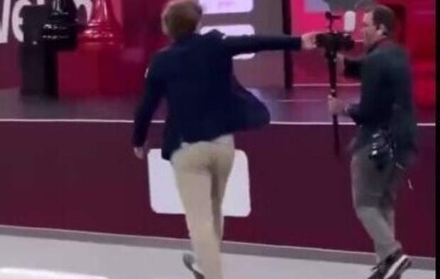 Чемпион мира по шахматам оттолкнул камеру оператора после проигрыша россиянину