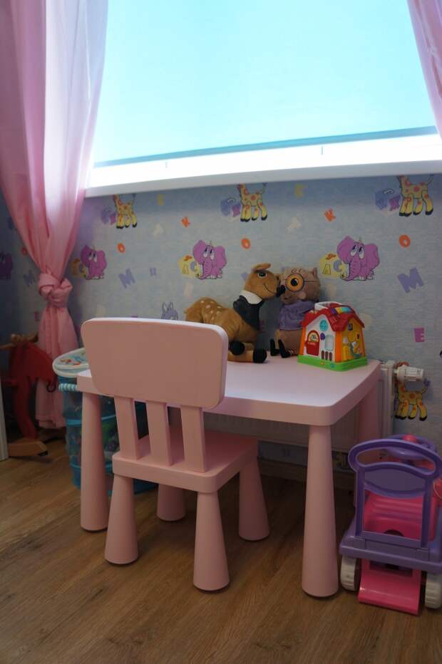 Детская комната для девочки, детский столик пластиковый