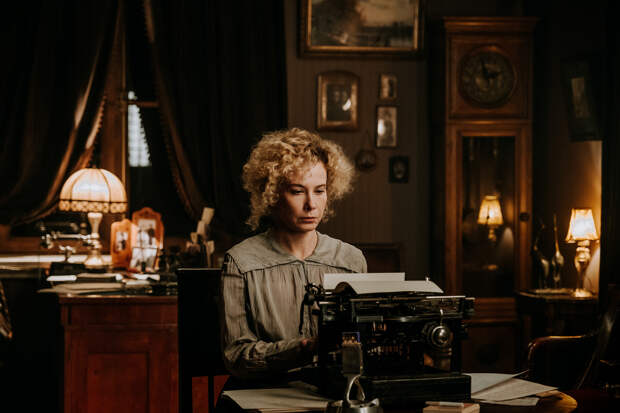 Юлия Высоцкая в роли Ариадны Славиной в сериале «Хроники русской революции»