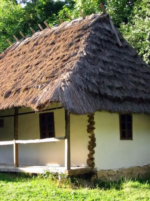 Саманная хата. Хата глиняная Мазанка. Традиционное жилище Мазанка Украина. Хата Мазанка с соломенной крышей. Глинобитные (саманные) мазанки.