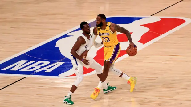 «Лейкерс» обыграли «Клипперс» в НБА, Джеймс и Дэвис набрали 50 очков на двоих