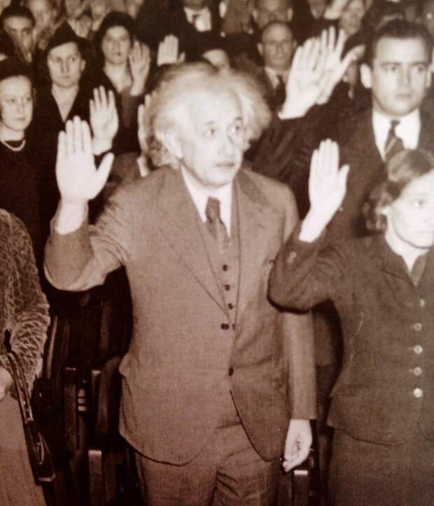 Альберт Эйнштейн принимает американское гражданство. США, 1940