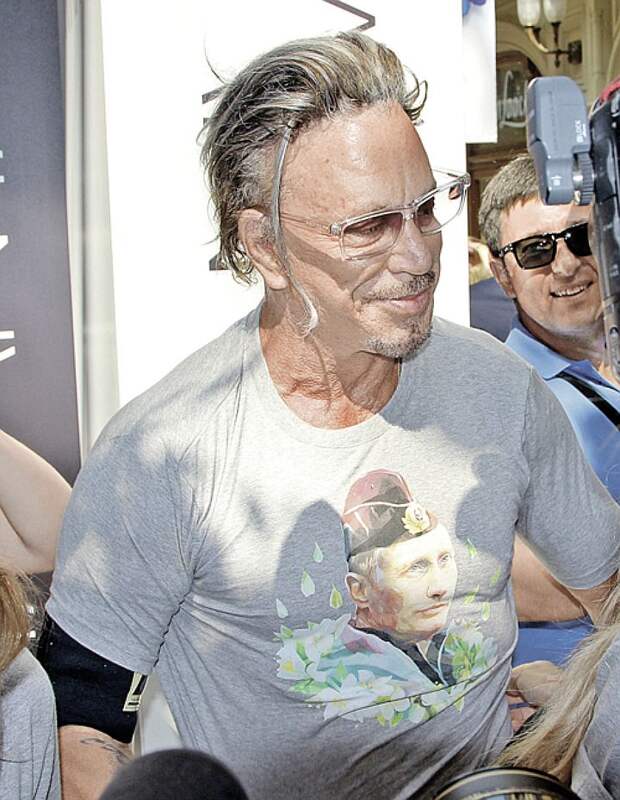 Микки Рурк купил себе в ГУМе футболку с Путиным.