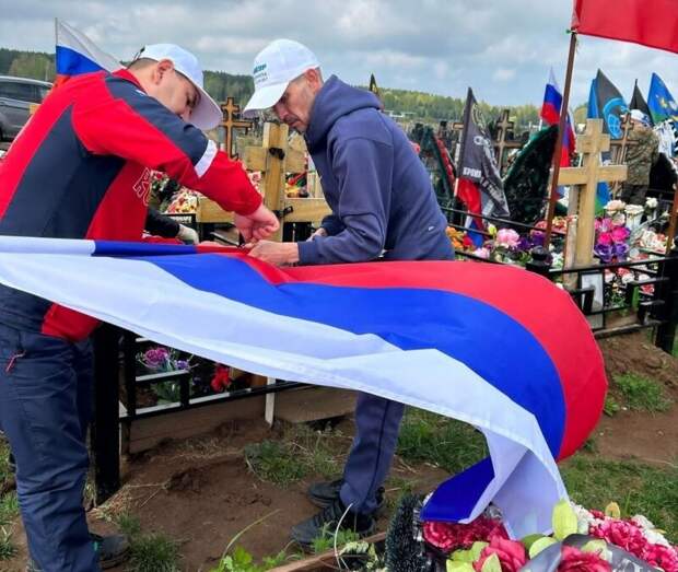 Түбән Камада 9 май алдыннан хәрбиләр каберләрендә тәртип урнаштыралар