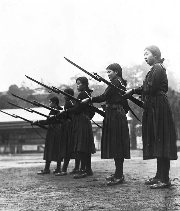 Девушки изучают основы боя с винтовками и штыками в средней школе в Токио, 1937 г..Jpg