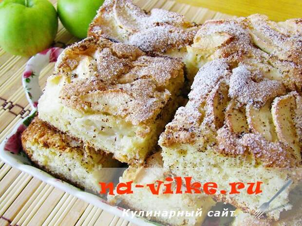 Пирог бисквитный с яблоками