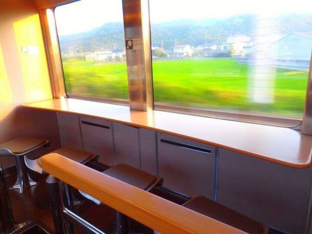 Также в вагоне предусмотрены места отдыха с большими окнами, где можно наслаждаться прекрасным видом в мире, комфорт, поезд, ретро, япония