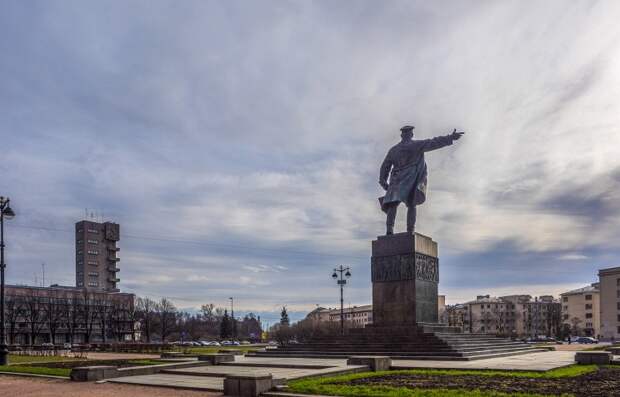 Кировская площадь. Кировская площадь СПБ. Площадь Кирова Санкт-Петербург. Памятник с м Кирова Санкт-Петербург Кировская площадь. Фото площади Кирова в Питере.