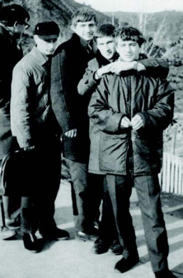 1969 год. На соревнованиях по дзюдо в Тбилиси. Владимир Путин — второй слева 1969 год. На соревнованиях по дзюдо в Тбилиси. Владимир Путин — второй слева