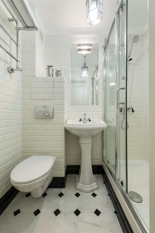 ванная комната с белой плиткой под кирич