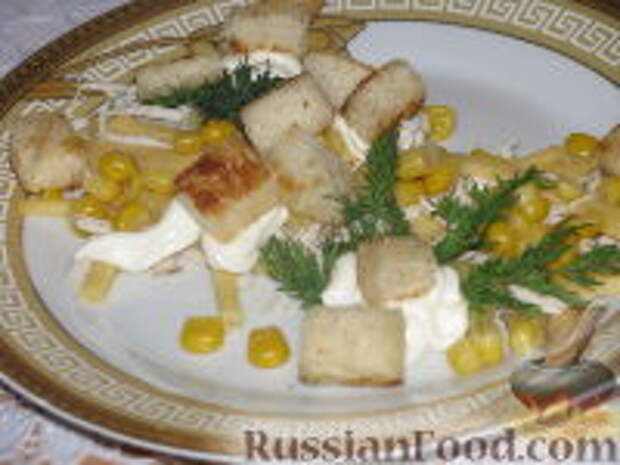Фото к рецепту: Салат с курицей и гренками