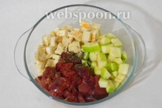 Все ингредиенты нарезаем кубиками.