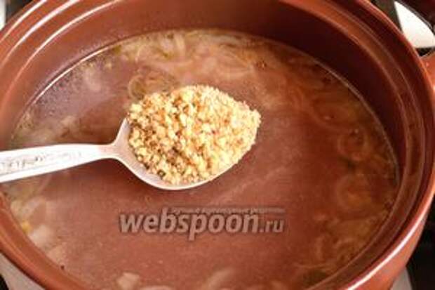 Грецкие орехи измельчить блендером и положить в суп. К этому времени рис уже будет готов.