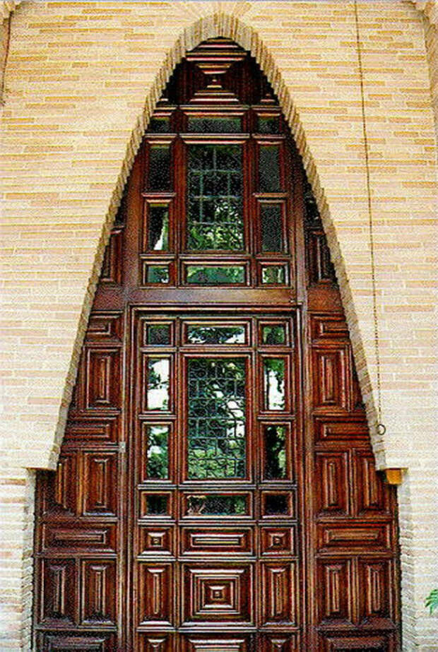 Фантастически деревянный двери необычной формы.