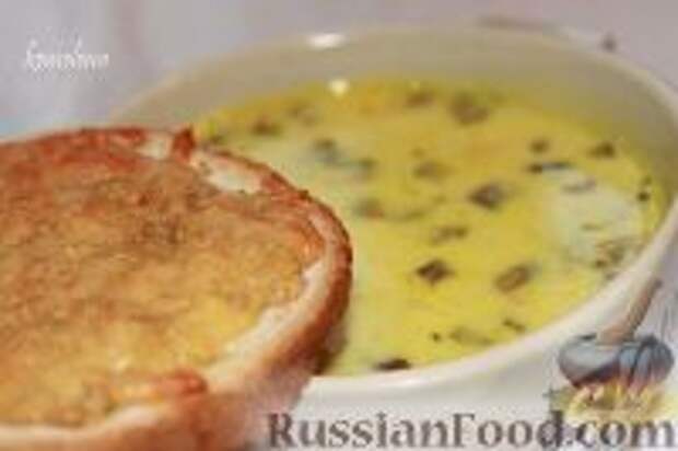 Фото к рецепту: Сливочный грибной суп с чесночно-сырными гренками