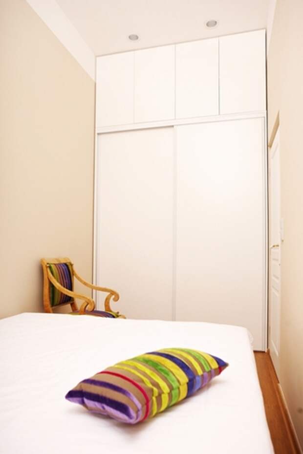 меблировка узкой спальни