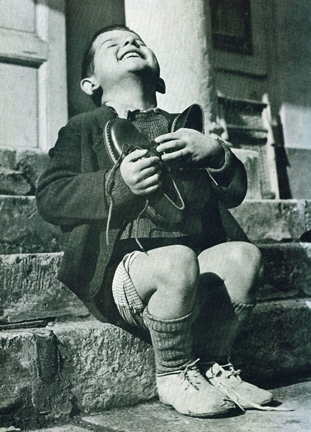 Мальчик из Австрии получает новые ботиночки во время Второй Мировой Войны.