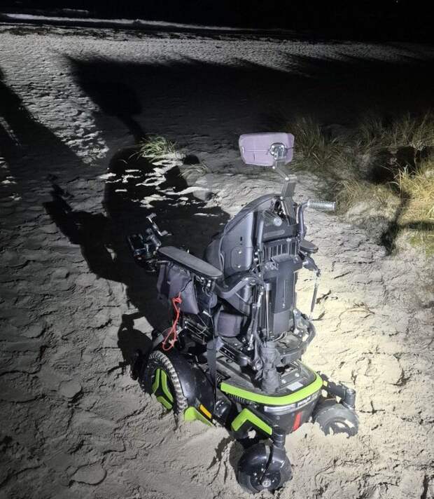 Пожарные спасли женщину, увязшую в песке на инвалидной коляске