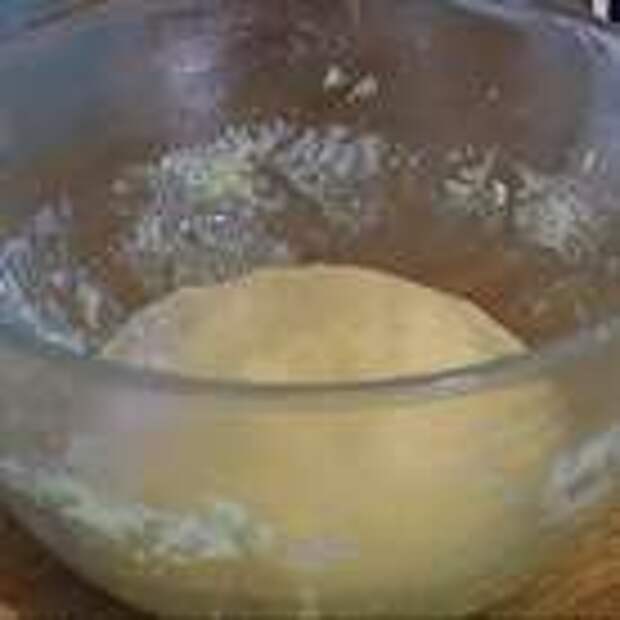 Смазать глубокую посуду оливковым маслом, положить в нее тесто. Накрыть полотенцем и поставить в теплое место. Через 45 минут тесто обмять, снова накрыть и поставить еще на 30 минут в теплое место.