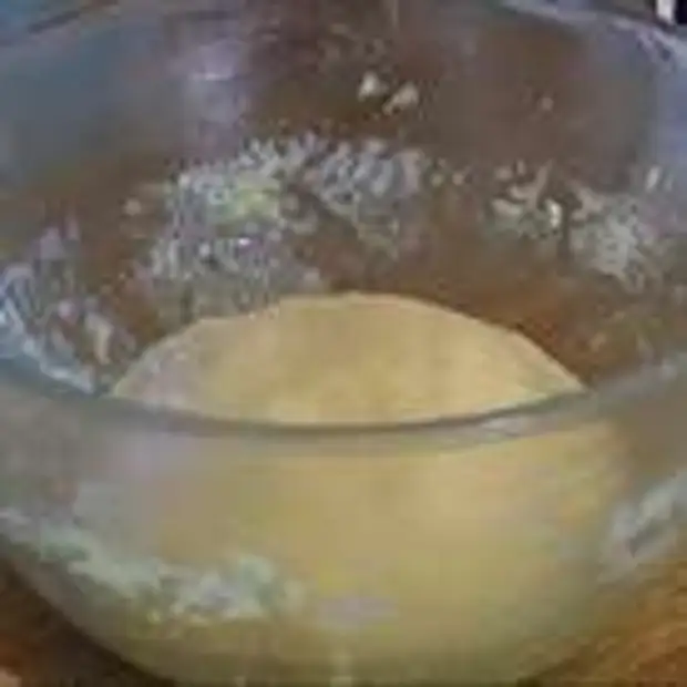 Положить тесто в масло. Накрываем тесто. Шарик теста накрытый стаканом. Обмять тесто это как. Шарик теста в воде.