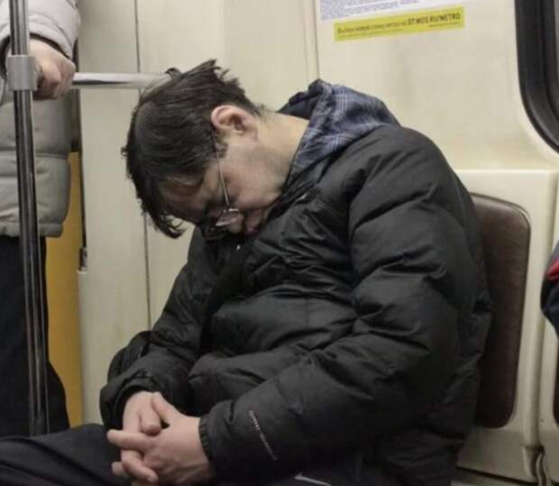 Не стоит спать в общественном транспорте. |Фото: livejournal.com.