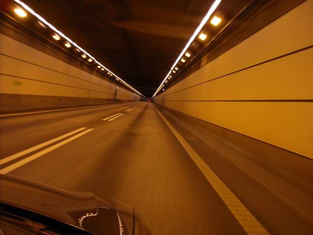 Въезды в туннель также оборудованы подземными служебными помещениями для обслуживания туннеля. достижения, мост