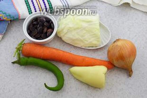Возьмите такие продукты: капусту белокочанную, морковь, перец сладкий, масло подсолнечное, укроп, петрушку, лук репчатый, перец острый, перец чёрный молотый, соль, фасоль чёрную.