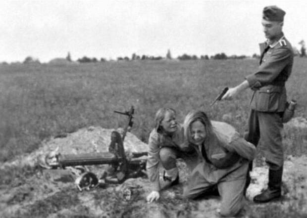 Расстрел советских женщин-военнослужащих./Фото: gelfand.eu