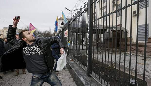 Участник акции протеста у здания посольства России в Киеве Участник акции протеста у здания посольства России в Киеве