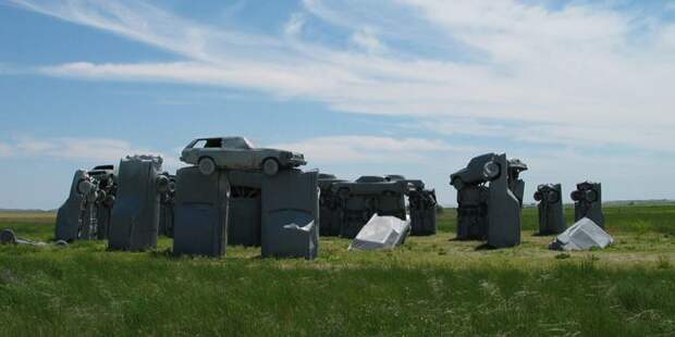 Монумент из старых американских машин выставлен на продажу (10 фото) Монумент из старых американских машин выставлен на продажу (10 фото)