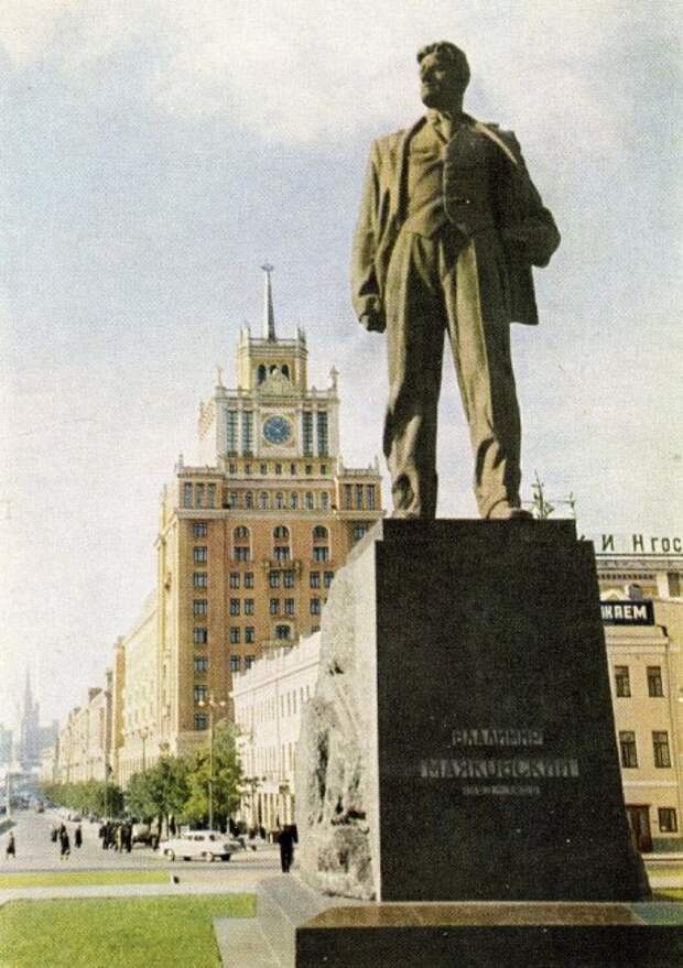 1961.-Москва.-Памятник-В.-В.-Маяковскому-о252-458x650.jpg