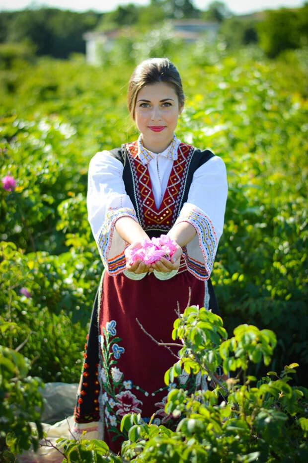 Folk girl. Девушка в национальном костюме. Болгарские девушки. Болгарка в национальном костюме. Болгары девушки.