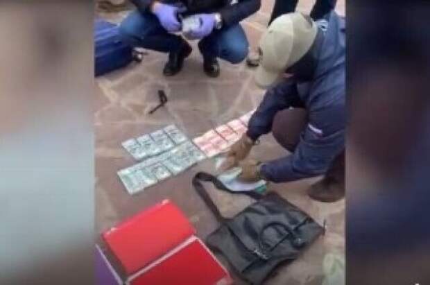 Добытое нечестным путём содержимое "Золотого чемоданчика" попало на видео Добытое нечестным путём содержимое "Золотого чемоданчика" попало на видео