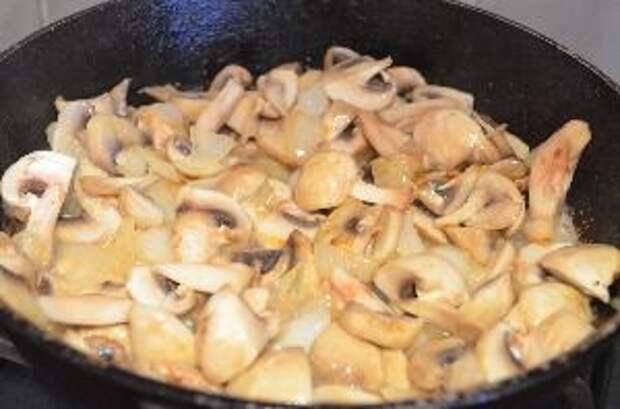 выложить подготовленные грибы вместе с луком