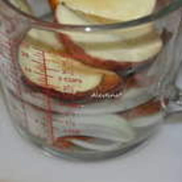 В специальное для СВЧ блюдо выложим очищенное красное яблоко, порезанное на части, стакан воды, половинку луковицы, порезанную крупно, палочку корицы поломать на две части. Поставим в СВЧ на 5 мин. 