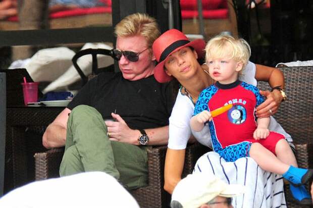 Беккер с сыном Амадеусом и второй женой голландской топ-моделью Шарлели Керссенберг.