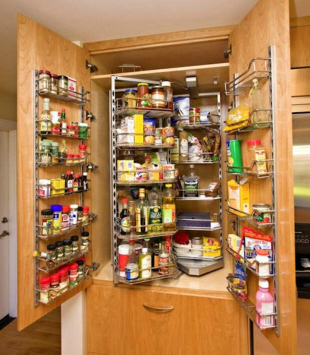 Большой кухонный шкаф с множеством полок и полочек, в котором можно разместить множество полезных кухонных принадлежностей.