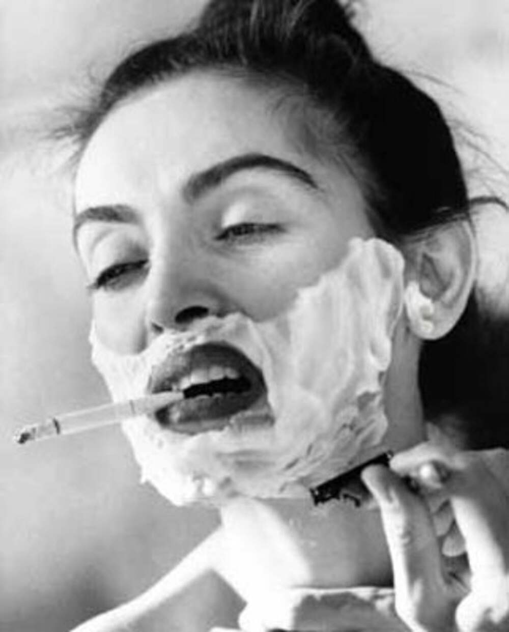 Женщина бреется. Мужики запомните не баба выносит мозг. Не баба а. Баба яга смешные картинки. Не баба а.