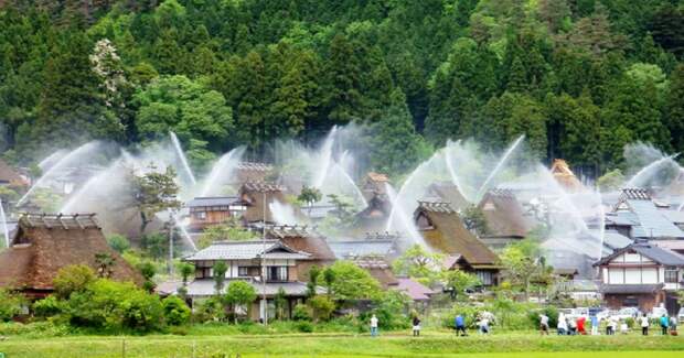 Зачем маленькую японскую деревушку временами превращают в гигантский фонтан