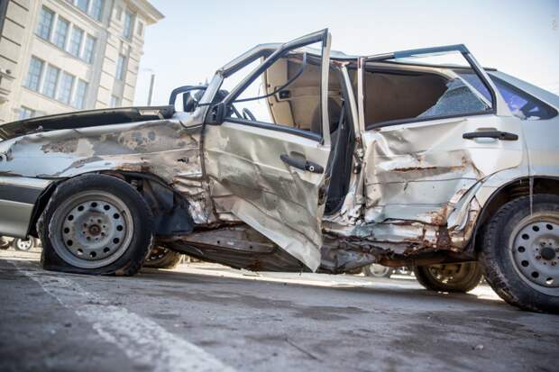 Искореженные в страшных ДТП машины выстроились в центре Новосибирска авария, авто, акция, дтп, новосибирск