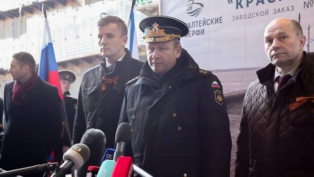 Главком ВМФ РФ Виктор Чирков (справа) и гендиректор ОАО "Адмиралтейские верфи" Александр Бузаков