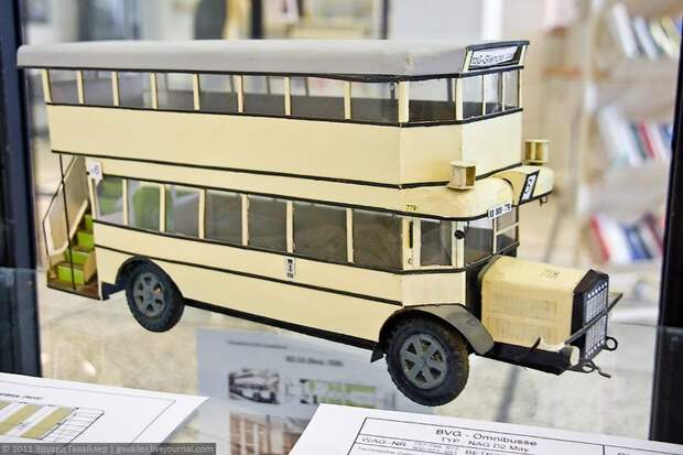 Первые омнибусы с двигателем внутреннего сгорания появились в Берлине в самом начале двадцатого века в 1905 году. В 1929 году была образована Берлинская транспортная компания (нем. BVG), которая существует и по сей день.  Так выглядел омнибус, прослуживший с конца двадцатых до конца пятидесятых годов.