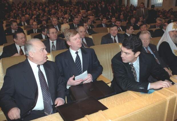 В феврале 1998 года Ельцин подводил итоги прошедшего года, который назвал годом политической стабильности. На фото: премьер-министр РФ Виктор Черномырдин и первые вице-премьеры Анатолий Чубайс и Борис Немцов во время выступления президента РФ, 17 февраля 1998 года