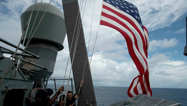 Военные моряки поднимают флаг на корабле ВМФ США. Архивное фото Военные моряки поднимают флаг на корабле ВМФ США. Архивное фото