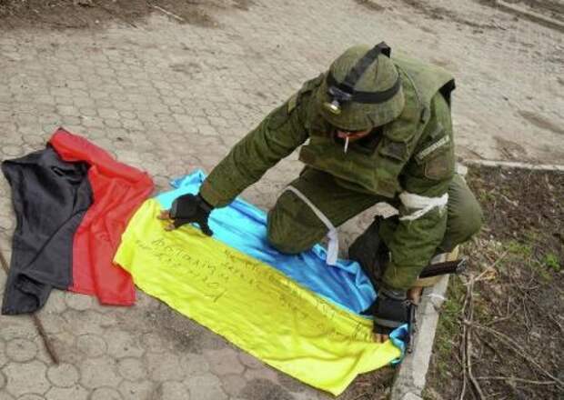 Флаги Украины и "Правого сектора"*, найденные в бывшем расположении ВСУ под Мариуполем.