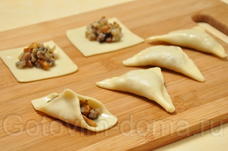 Кундюмы (постные пельмени с грибной начинкой)