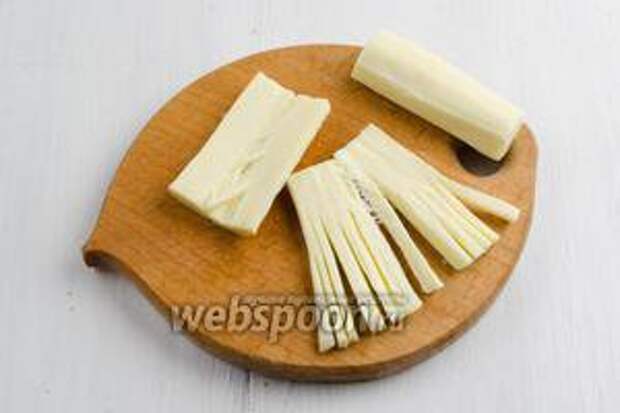Надрезать сырную палочку, как книжку. Острым ножом разрезать большую часть сыра в виде бахромы.